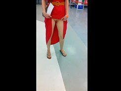 Esposa safada mostrando buceta no supermercado